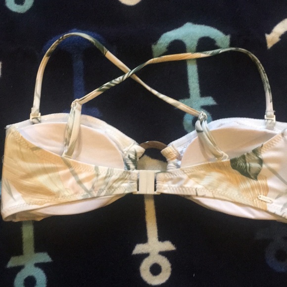 Simple Floral Bikini - Picture 4 of 8